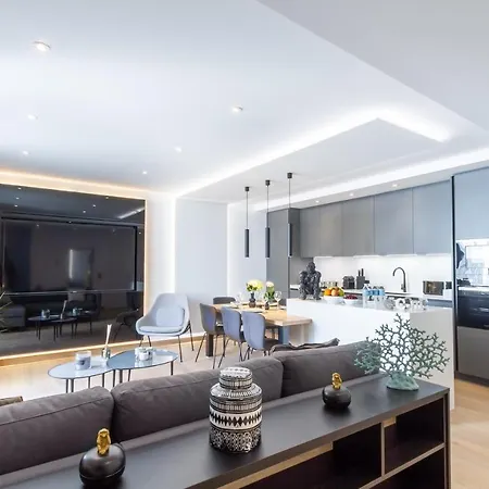 Marbella Banus Suites - Banus - Playas Del Duque - Luxury 3Br - 3Ba - Heart Of Puerto Banus Direct Beach Access - Steps To Marina & El Corte Ing Luxury Shopping - Large Outdoor Terrace - 35,000 M2 Gardens - 3 Pools - 2 Onsite Restaurants- Ideal Famil מארבלה