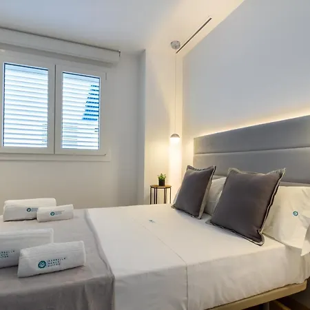 Marbella Banus Suites - Banus - Playas Del Duque - Luxury 3Br - 3Ba - Heart Of Puerto Banus Direct Beach Access - Steps To Marina & El Corte Ing Luxury Shopping - Large Outdoor Terrace - 35,000 M2 Gardens - 3 Pools - 2 Onsite Restaurants- Ideal Famil * מארבלה