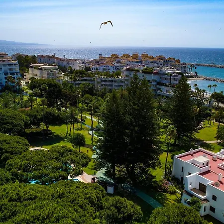 Marbella Banus Suites - Banus - Playas Del Duque - Luxury 3Br - 3Ba - Heart Of Puerto Banus Direct Beach Access - Steps To Marina & El Corte Ing Luxury Shopping - Large Outdoor Terrace - 35,000 M2 Gardens - 3 Pools - 2 Onsite Restaurants- Ideal Famil