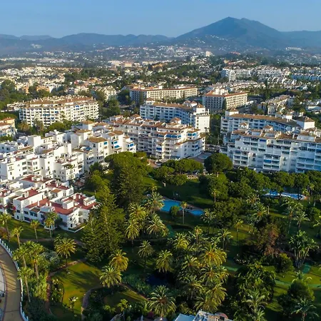 Marbella Banus Suites - Banus - Playas Del Duque - Luxury 3Br - 3Ba - Heart Of Puerto Banus Direct Beach Access - Steps To Marina & El Corte Ing Luxury Shopping - Large Outdoor Terrace - 35,000 M2 Gardens - 3 Pools - 2 Onsite Restaurants- Ideal Famil מארבלה